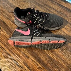 Nike Women's Black and Pink Athletic Shoes